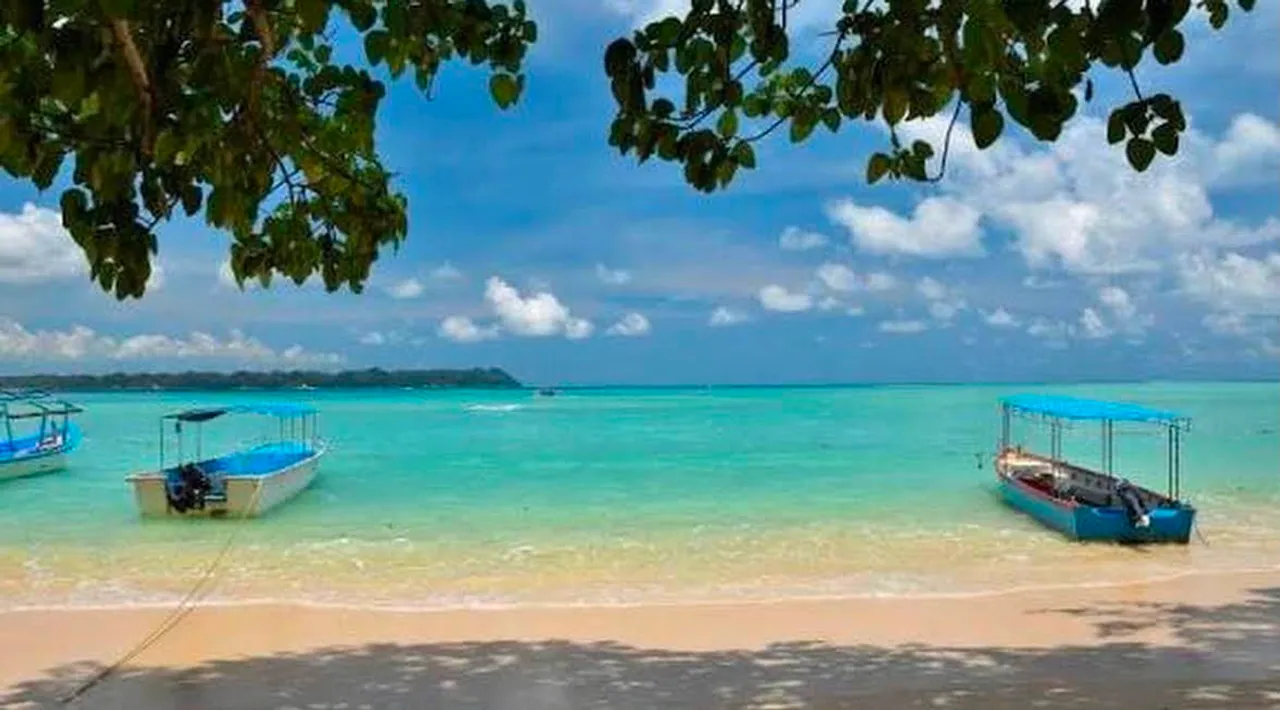Bharatpur Beach and calm turquoise water at Shaheed Dweep